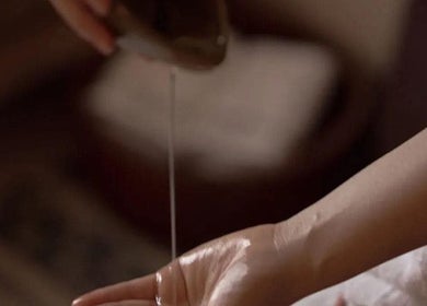 Relaxing oil pour at Wilai Thai Massage Olio in Tortona, Piemonte, IT, enhancing tranquility and rejuvenation.