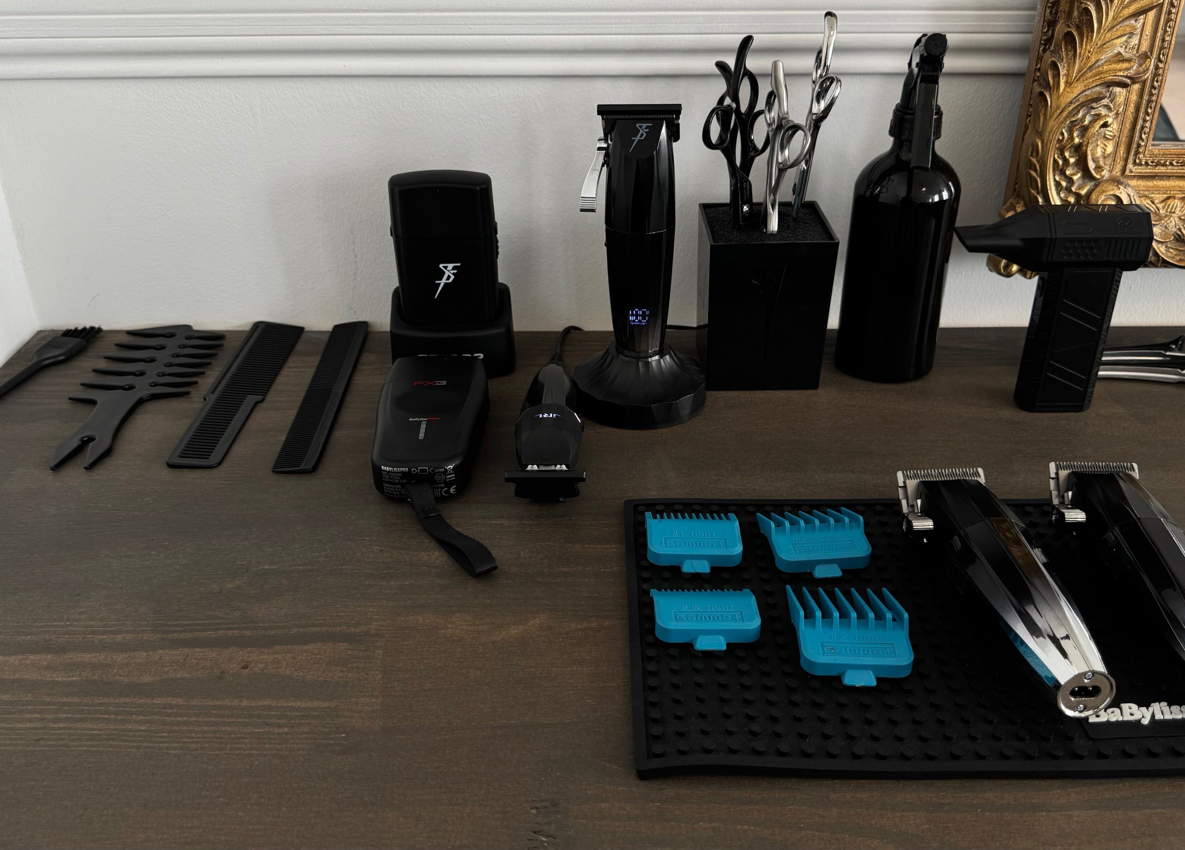 Outils professionnels chez Leonard, Paris, Île-de-France, FR pour soins de beauté exceptionnels.