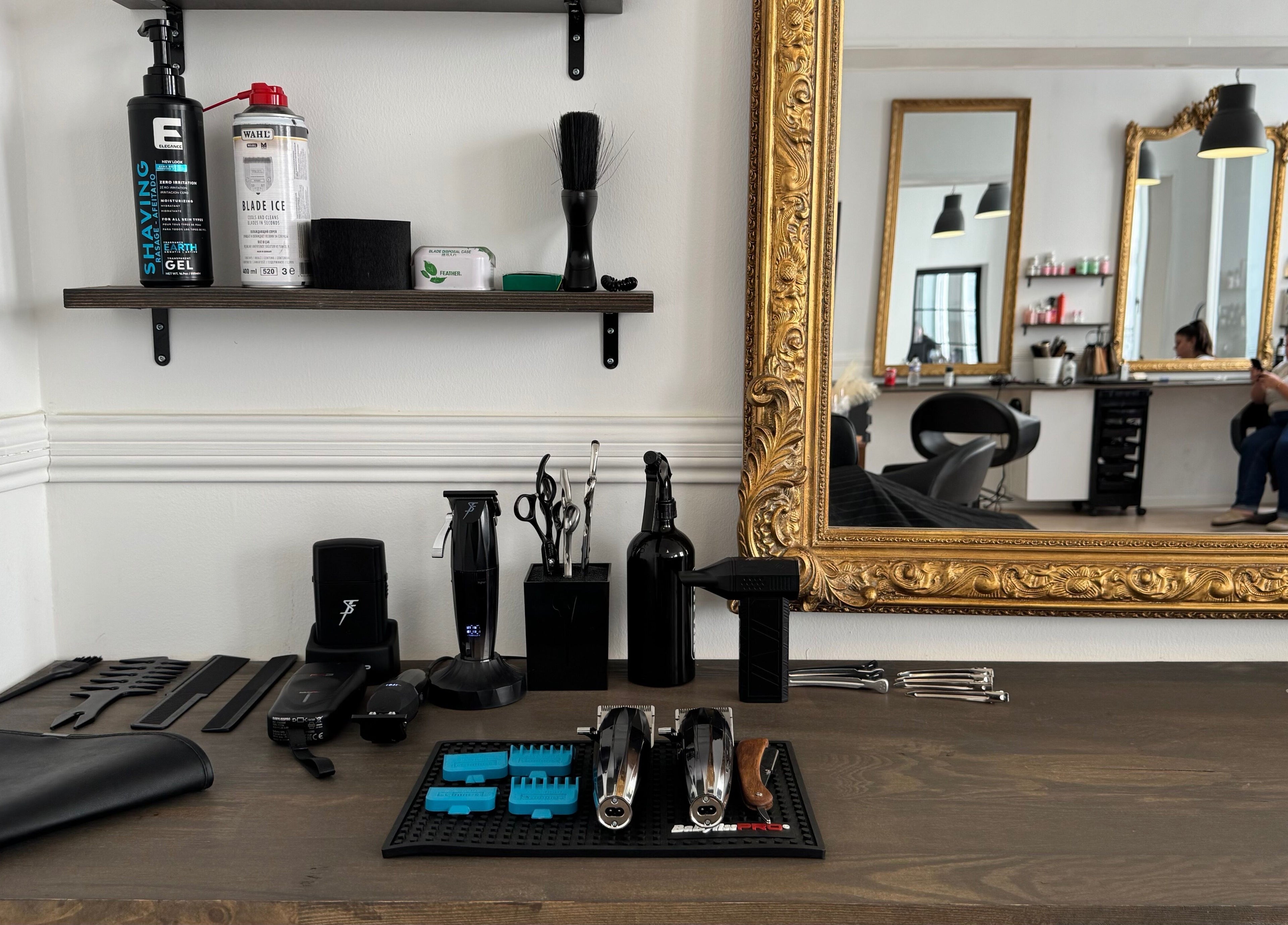 Outils de coiffure sophistiqués au salon Leonard à Paris, Île-de-france, FR, prêts pour un service de qualité.