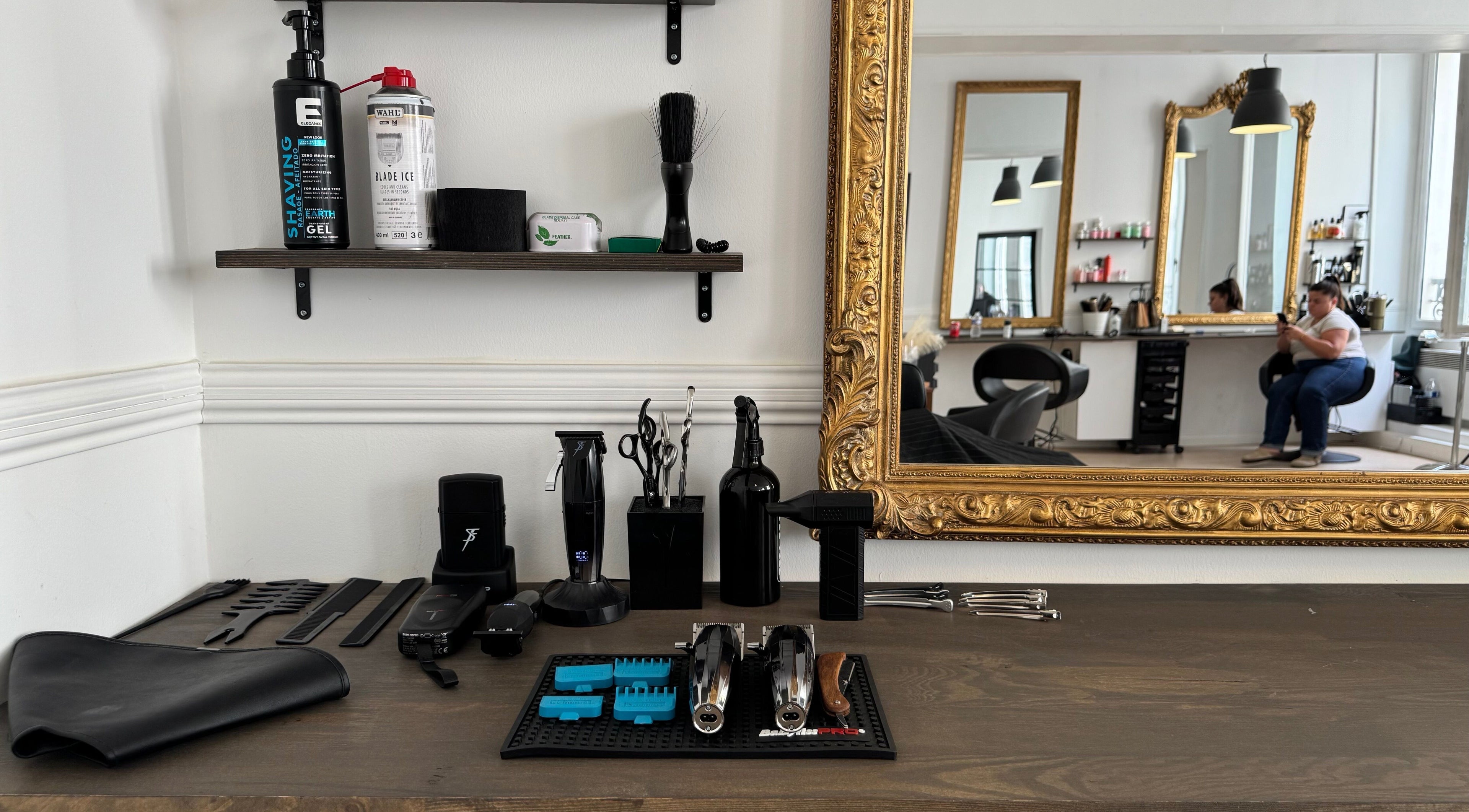Outils de coiffure sophistiqués au salon Leonard à Paris, Île-de-france, FR, prêts pour un service de qualité.