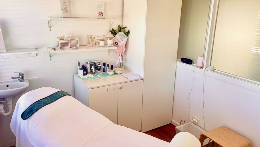 Peaceful treatment room at AM Skin Clinic, Burleigh Heads, Queensland, AU, showcasing a relaxing atmosphere.