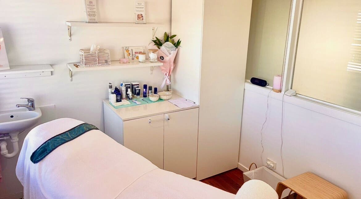 Peaceful treatment room at AM Skin Clinic, Burleigh Heads, Queensland, AU, showcasing a relaxing atmosphere.