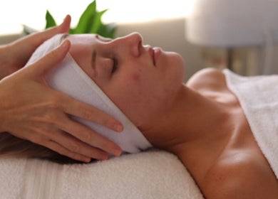 Facial treatment at AM Skin Clinic, Burleigh Heads, Queensland, AU. Relaxing head massage promoting wellness.