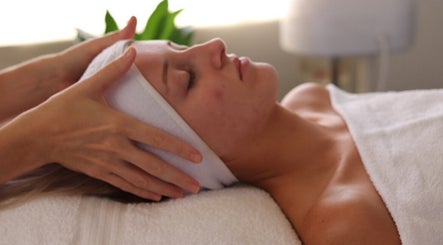 Facial treatment at AM Skin Clinic, Burleigh Heads, Queensland, AU. Relaxing head massage promoting wellness.