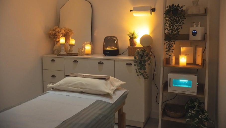 Relaxing massage room at Endless Massage Therapy, London, England, GB with warm lighting and soothing decor.