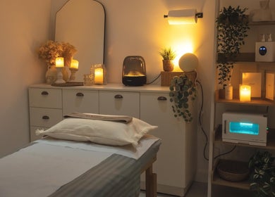 Relaxing massage room at Endless Massage Therapy, London, England, GB with warm lighting and soothing decor.
