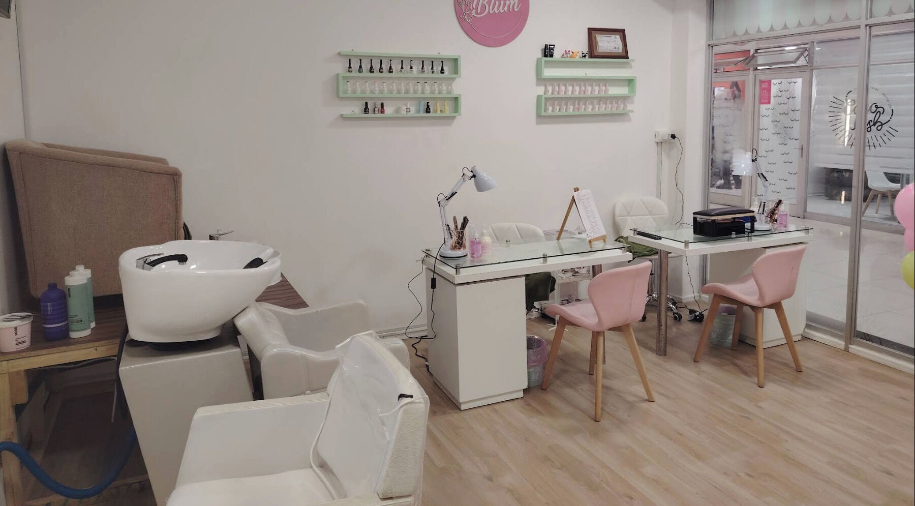 Interior moderno del salón Blum en Concepción, Bío Bío, CL, mostrando estaciones de belleza y muebles elegantes.