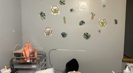 Creative nail art setup at Gelxnailsbydiana_92 in Justice, Illinois, US with decorative plant wall accents.