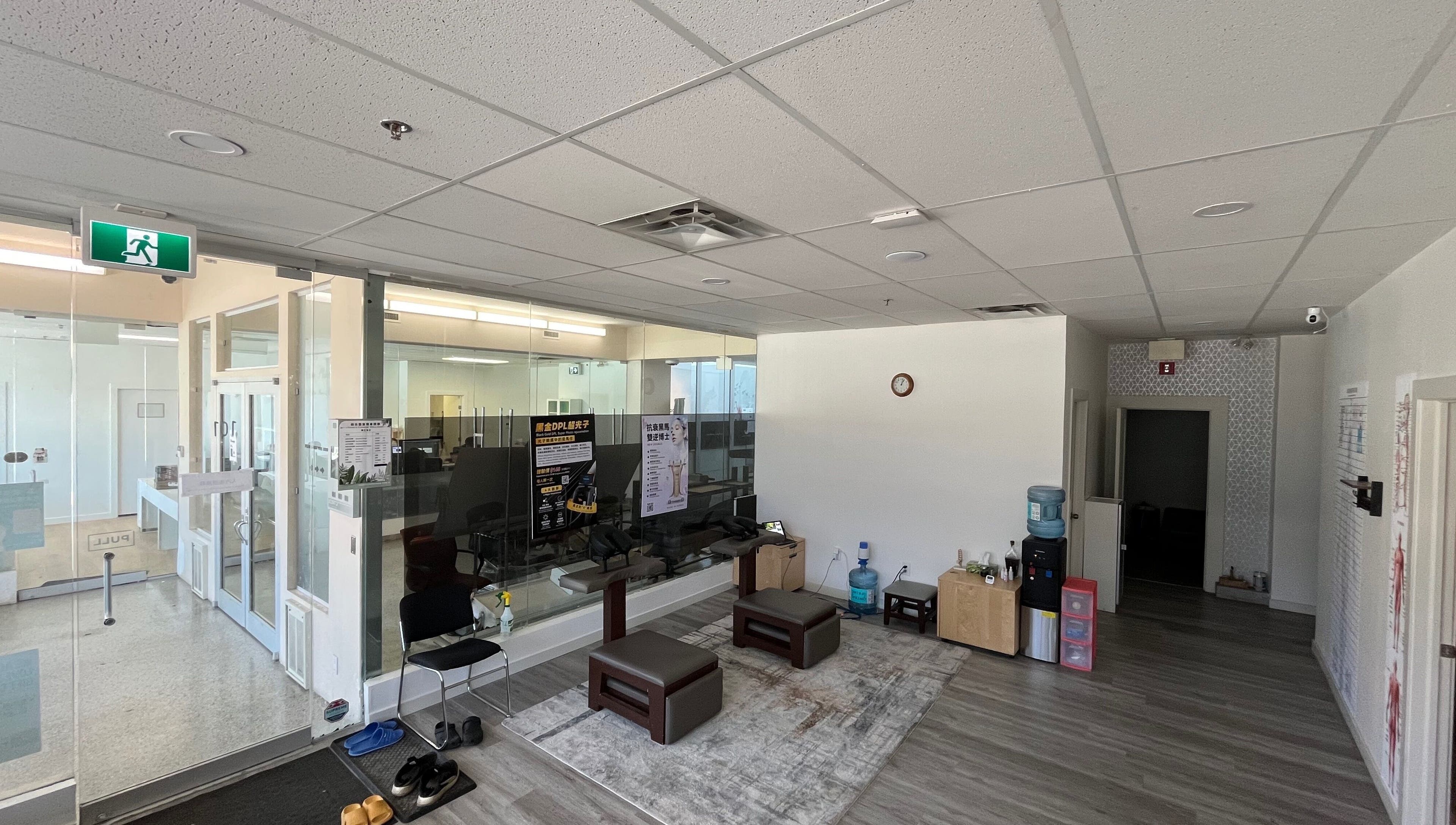 Lobby of Yang’s Chinese Wellness 楊式整复按摩 in Calgary, Alberta, CA with chairs and wellness decor.
