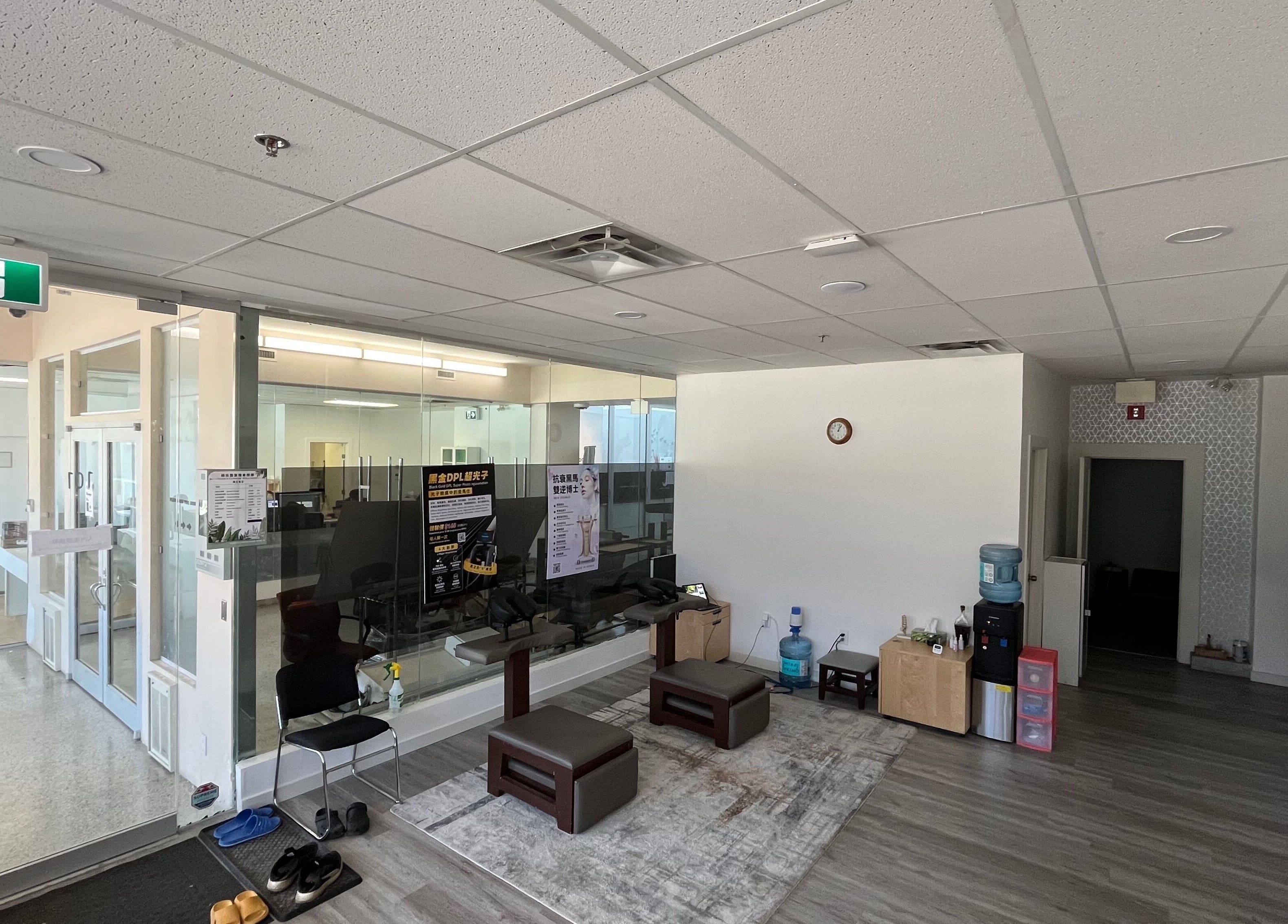 Lobby of Yang’s Chinese Wellness 楊式整复按摩 in Calgary, Alberta, CA with chairs and wellness decor.