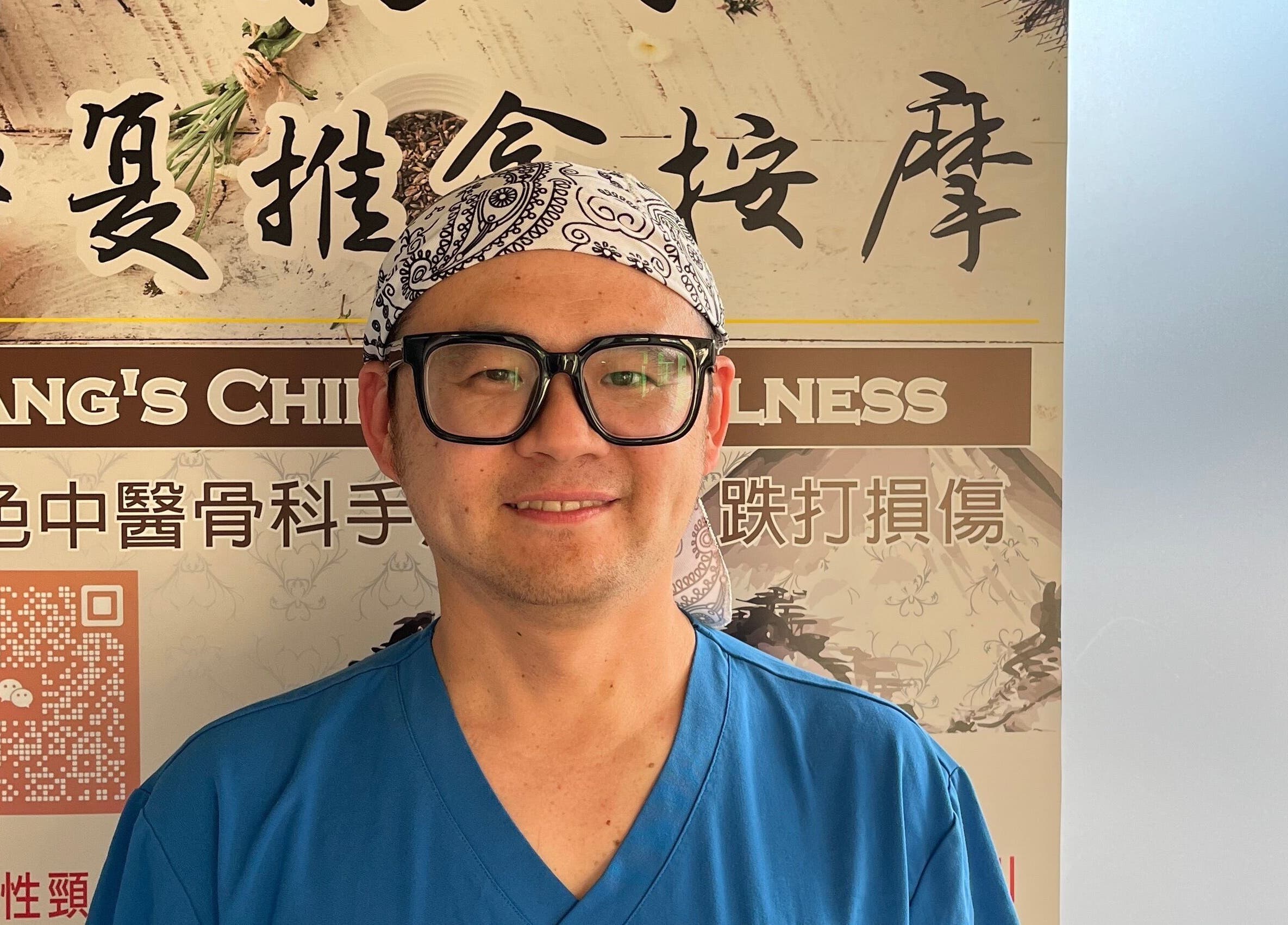 Practitioner at Yang’s Chinese Wellness 楊式整复按摩 in Calgary, Alberta, CA, showcasing traditional healing.