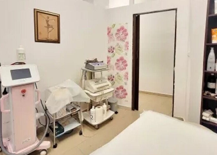 Интериор на Beauty Studio AB в София, Област София, BG с различни козметични уреди.