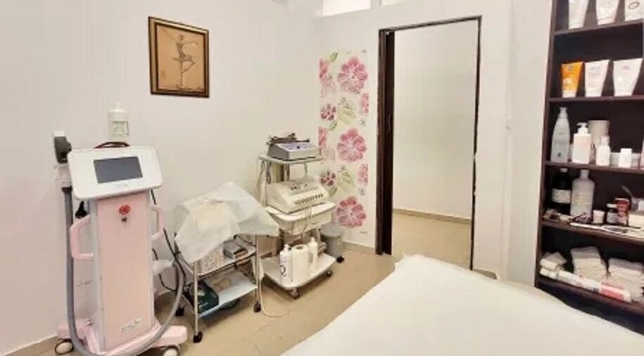 Интериор на Beauty Studio AB в София, Област София, BG с различни козметични уреди.