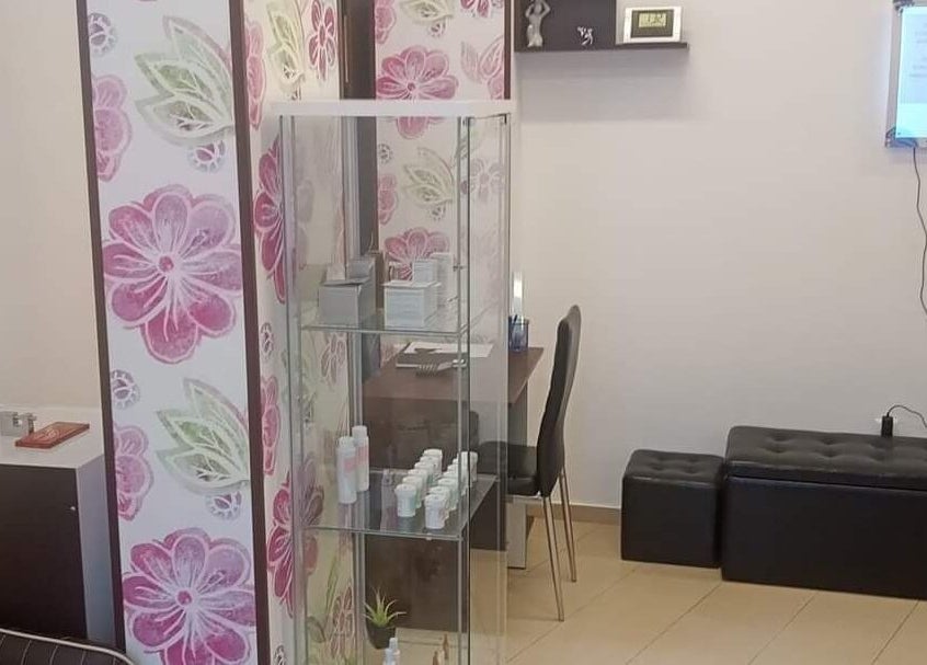 Салонът на Beauty Studio AB в София, Област София, BG с цветни декорации и продукти на дисплей.
