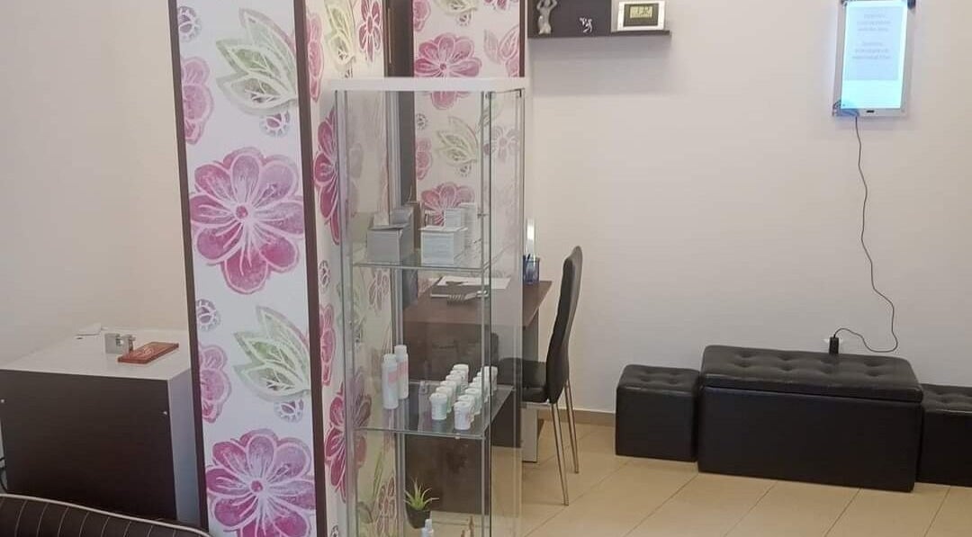 Салонът на Beauty Studio AB в София, Област София, BG с цветни декорации и продукти на дисплей.