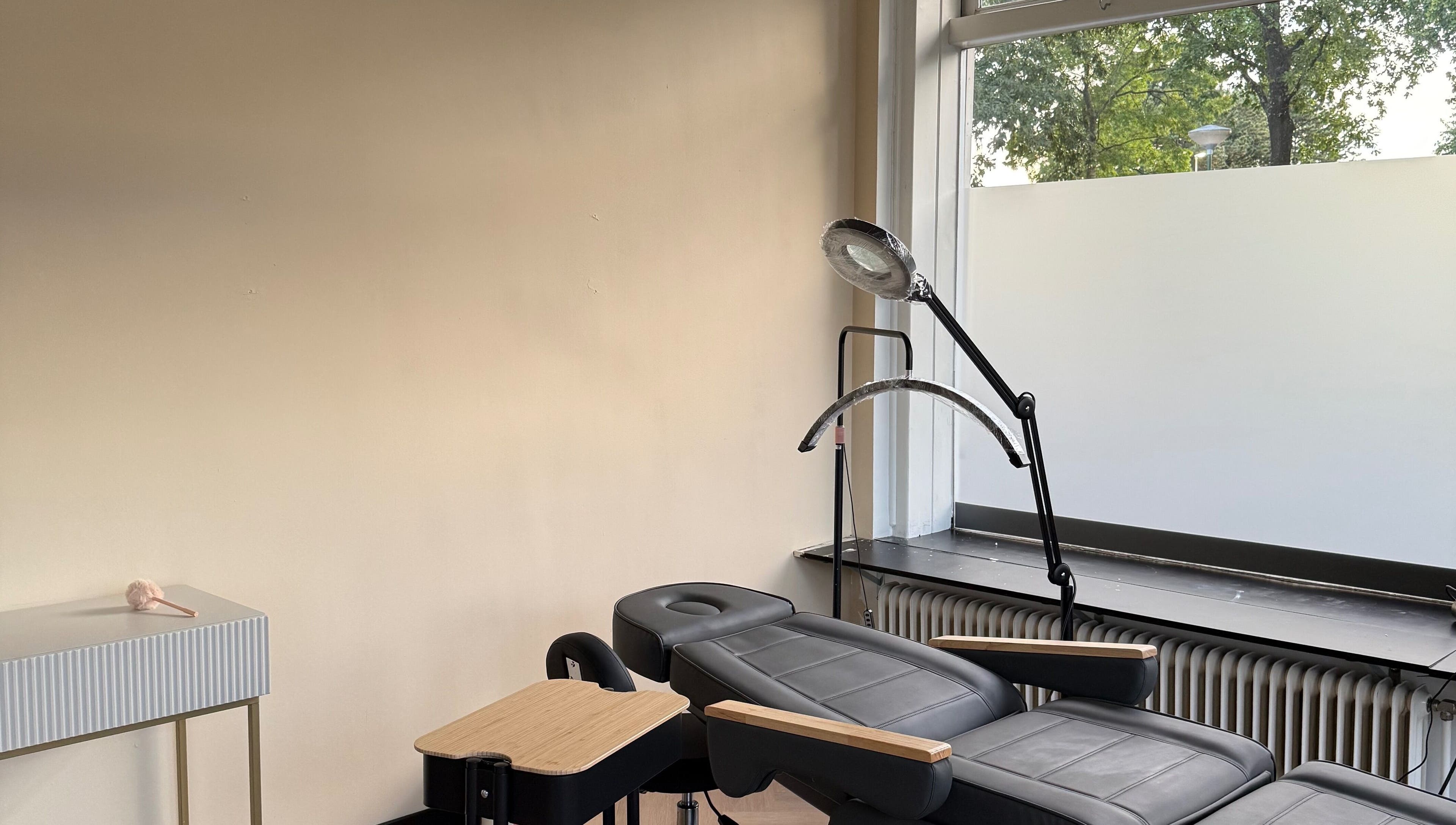 Moderne behandelstoel en lamp bij MIMI. Beauty Ink in Soest, Utrecht, NL voor ultieme wellness.