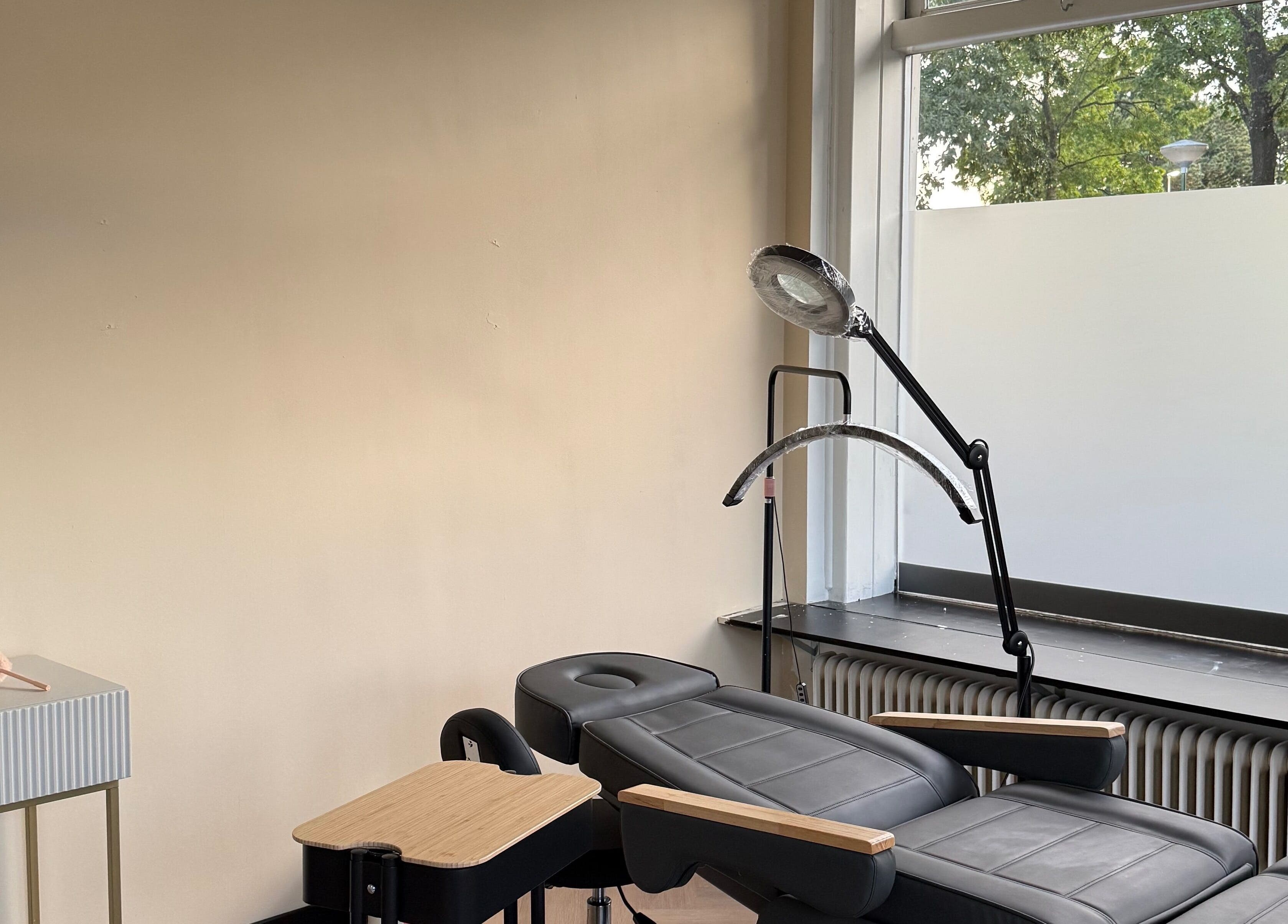 Moderne behandelstoel en lamp bij MIMI. Beauty Ink in Soest, Utrecht, NL voor ultieme wellness.