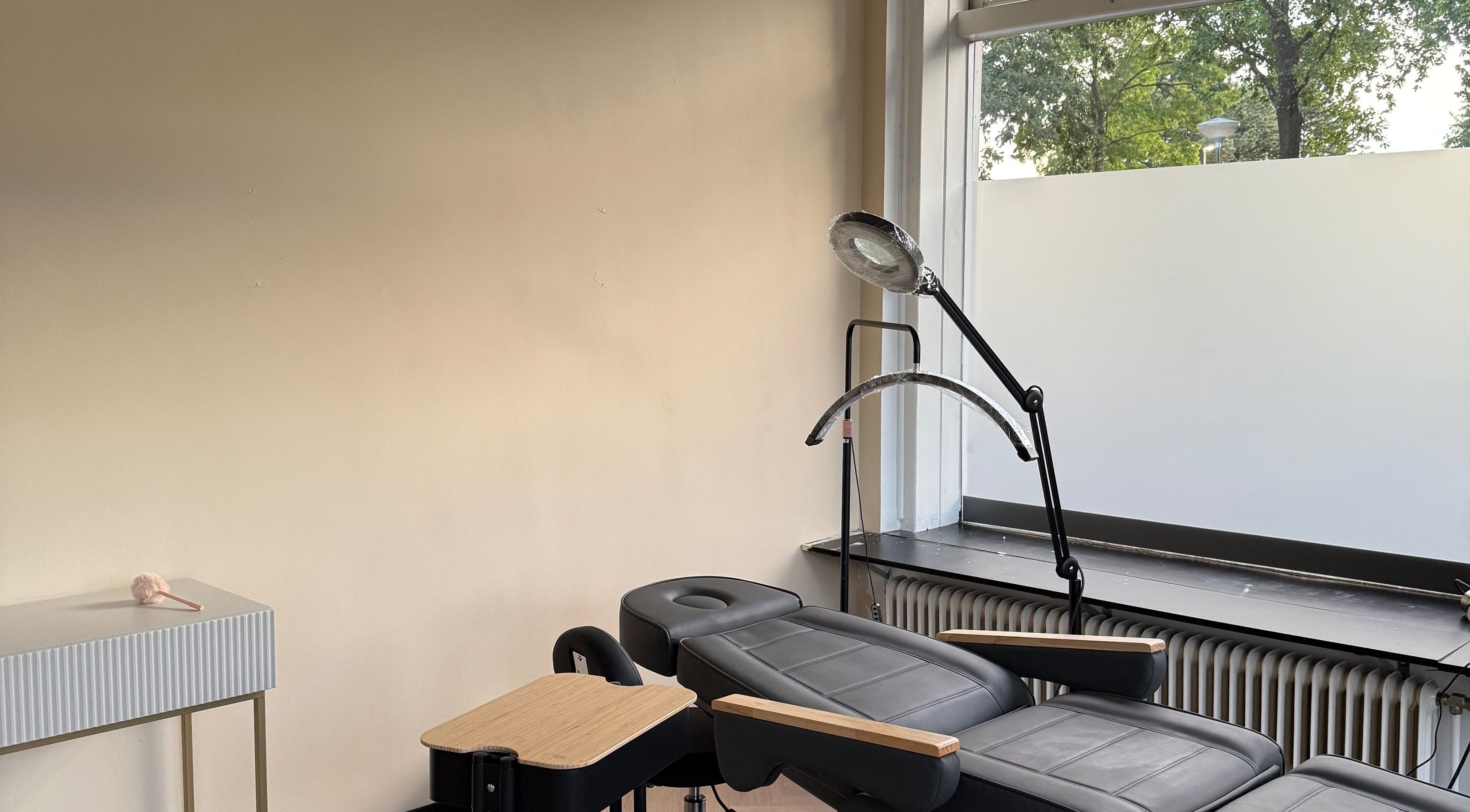 Moderne behandelstoel en lamp bij MIMI. Beauty Ink in Soest, Utrecht, NL voor ultieme wellness.