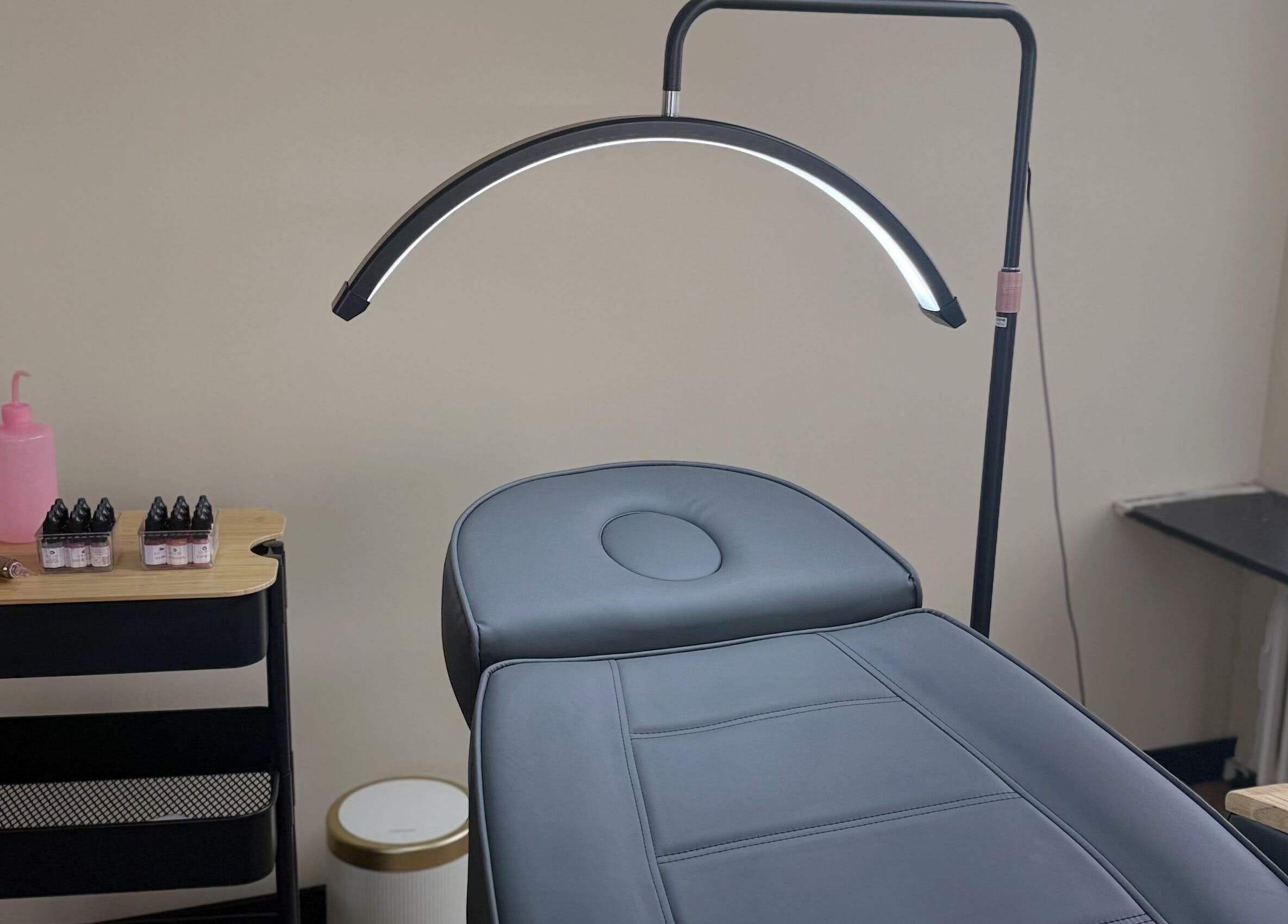 Schoonheidsstudio bij MIMI. Beauty Ink in Soest, Utrecht, NL, met een behandelbank en tatoeagematerialen.