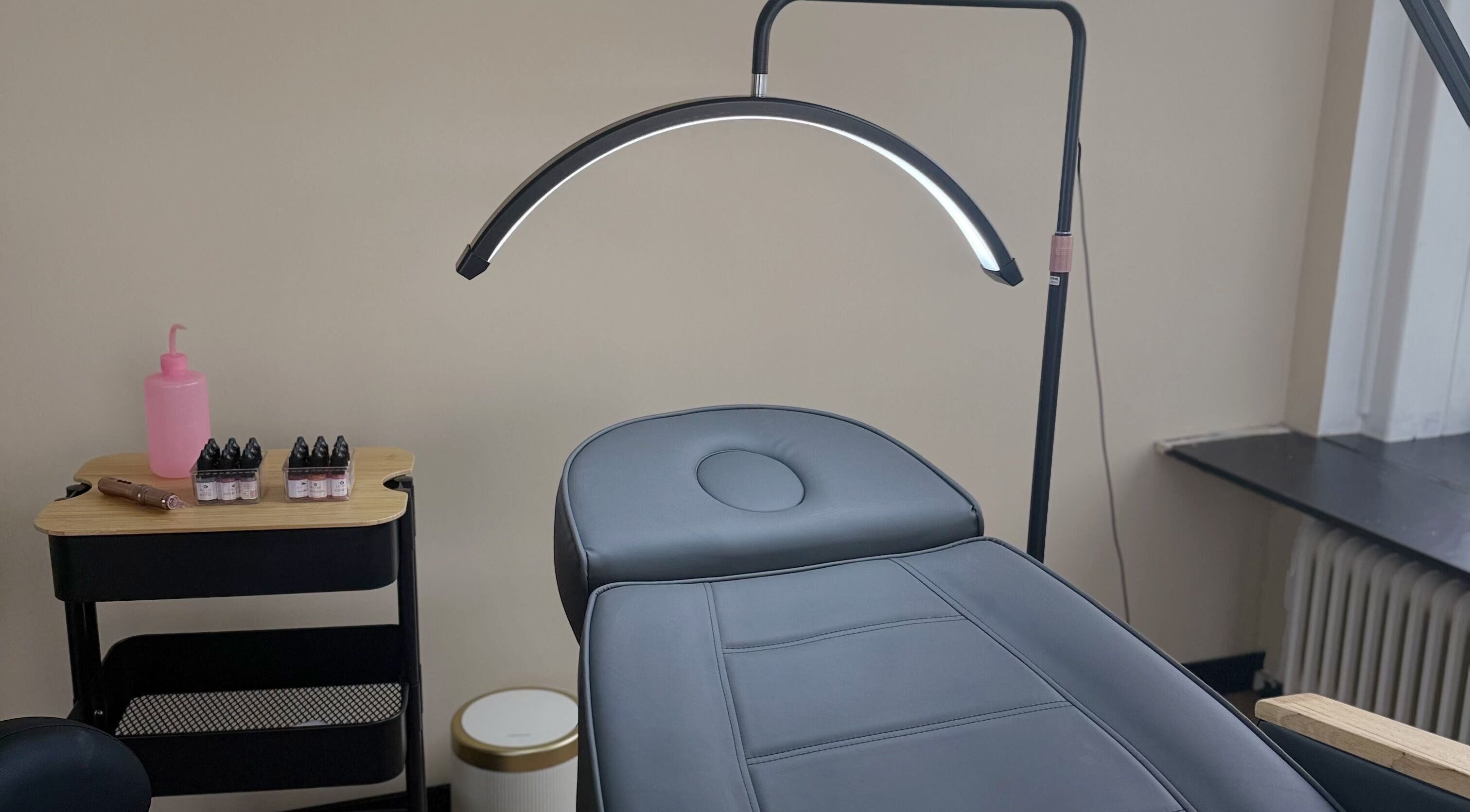 Schoonheidsstudio bij MIMI. Beauty Ink in Soest, Utrecht, NL, met een behandelbank en tatoeagematerialen.