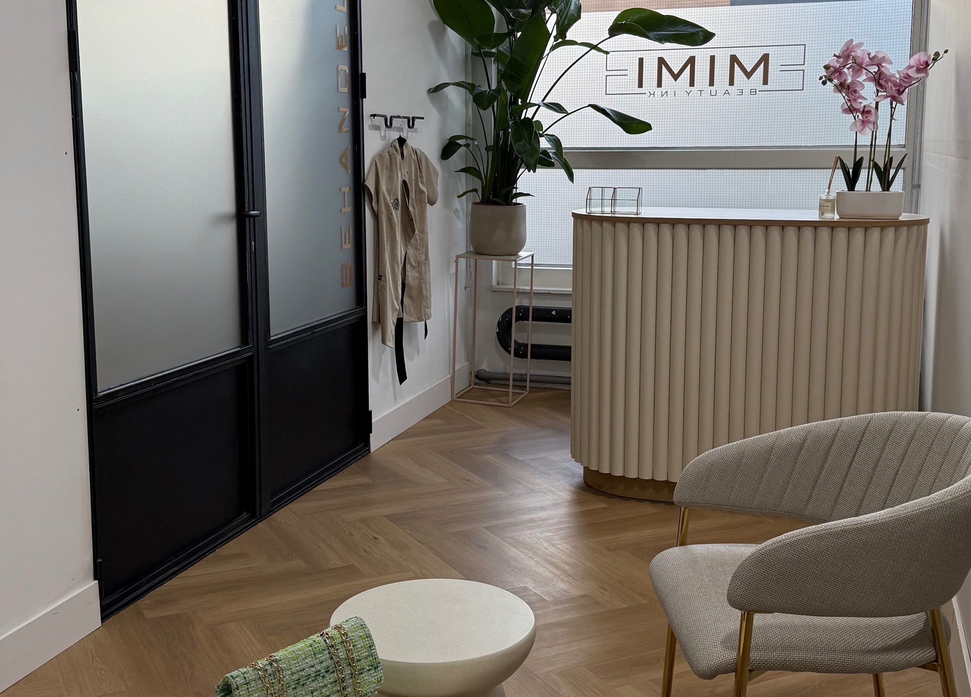 Ontvangstruimte bij MIMI. Beauty Ink, Soest, Utrecht, NL met moderne inrichting en planten.