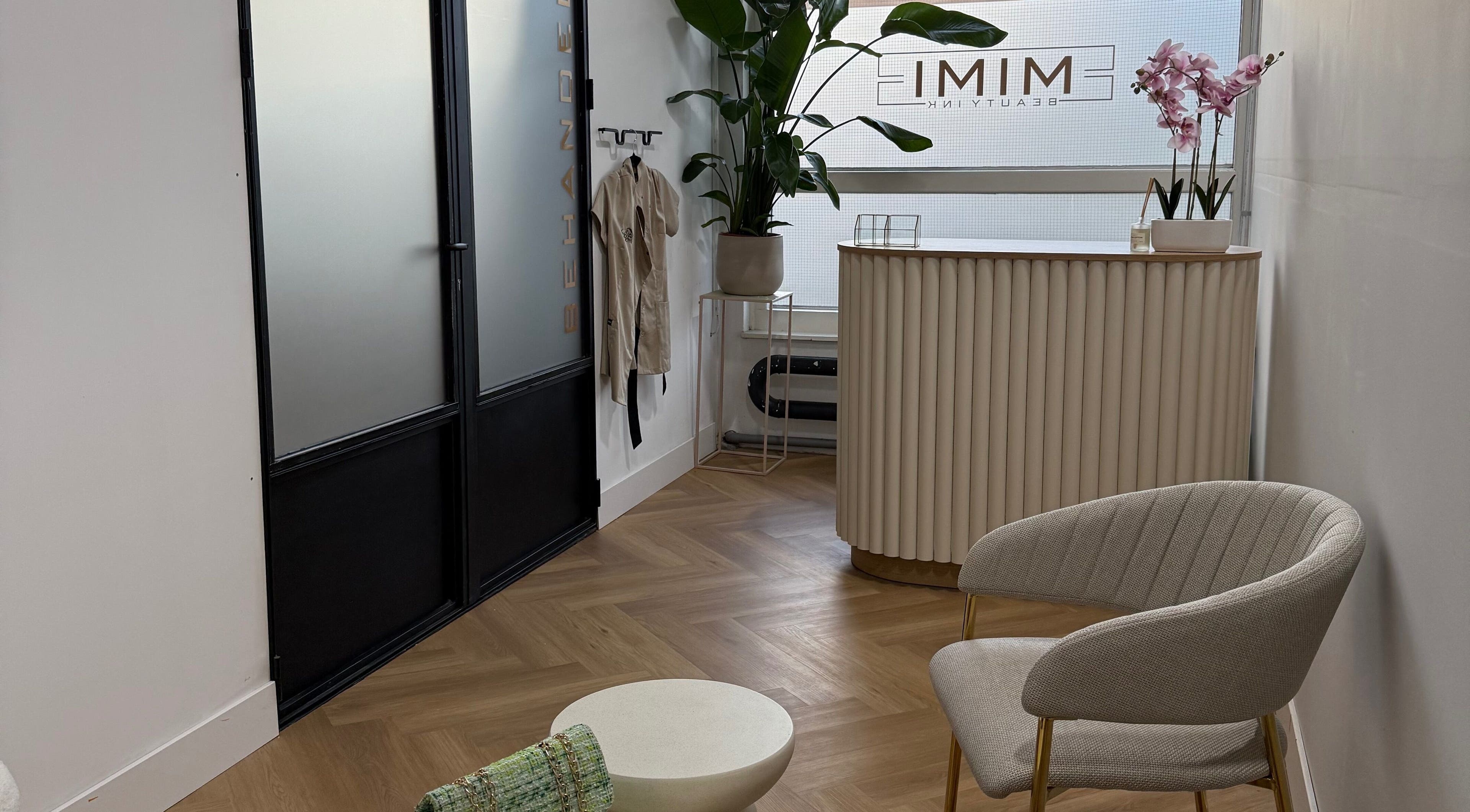 Ontvangstruimte bij MIMI. Beauty Ink, Soest, Utrecht, NL met moderne inrichting en planten.