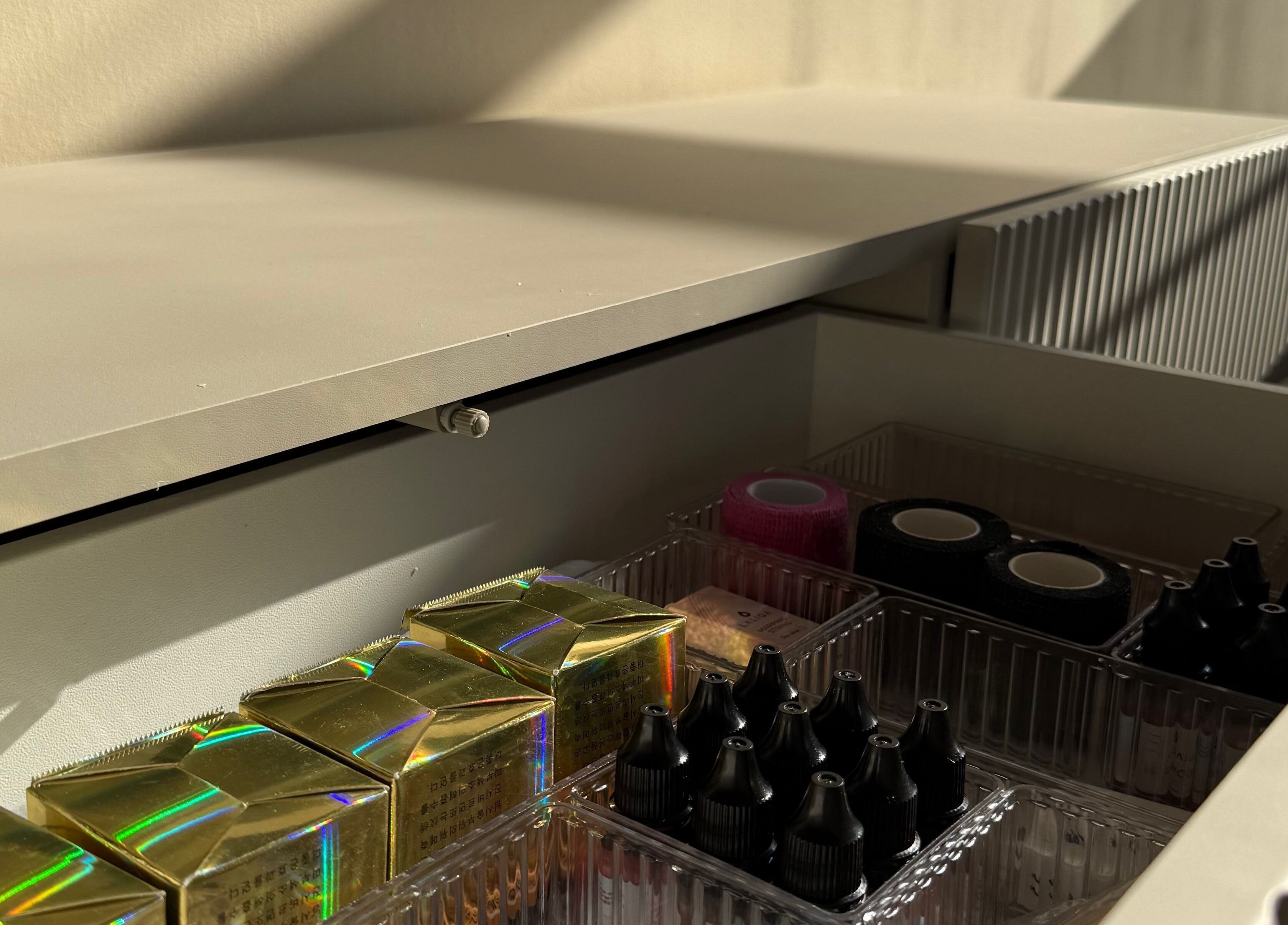 Een georganiseerde lade met producten bij MIMI. Beauty Ink, Soest, Utrecht, NL straalt elegantie uit.