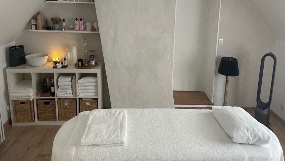 Salle de massage élégante chez Holi Sphere - Méthode Renata França & Lympho Sculpt, Morainvilliers, Île-de-france, FR.
