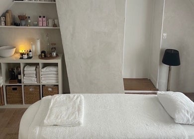 Salle de massage élégante chez Holi Sphere - Méthode Renata França & Lympho Sculpt, Morainvilliers, Île-de-france, FR.