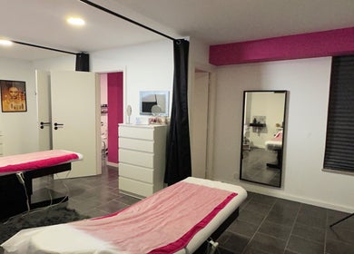 Salle de soins élégante chez Belezaa Pinkk à Braga, PT avec tables de massage et décor raffiné.
