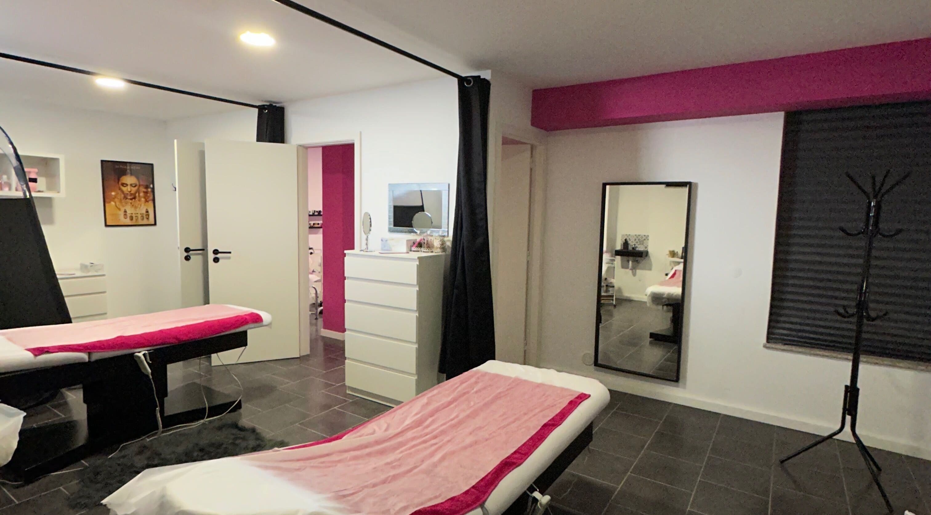 Salle de soins élégante chez Belezaa Pinkk à Braga, PT avec tables de massage et décor raffiné.
