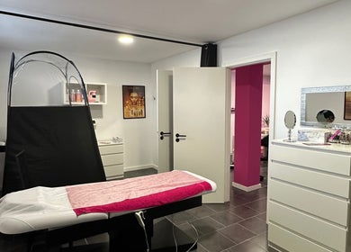 Salon moderne chez Belezaa Pinkk à Braga, PT, avec table de soin et décoration élégante.