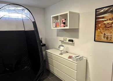 Espace bien-être Belezaa Pinkk à Braga, PT, avec tente de bronzage et rangement moderne.