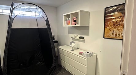 Espace bien-être Belezaa Pinkk à Braga, PT, avec tente de bronzage et rangement moderne.