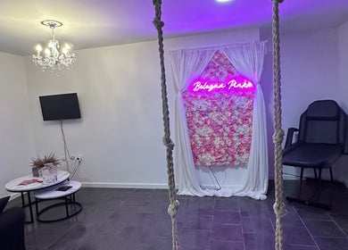 Salle élégante de Belezaa Pinkk à Braga, PT avec éclairage raffiné et décoration florale.