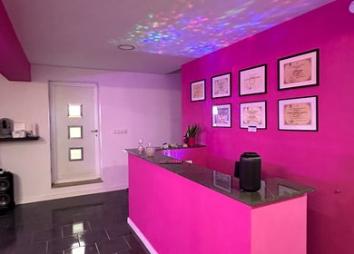 Réception élégante chez Belezaa Pinkk à Braga, PT, décorée en rose vif avec certificats encadrés.