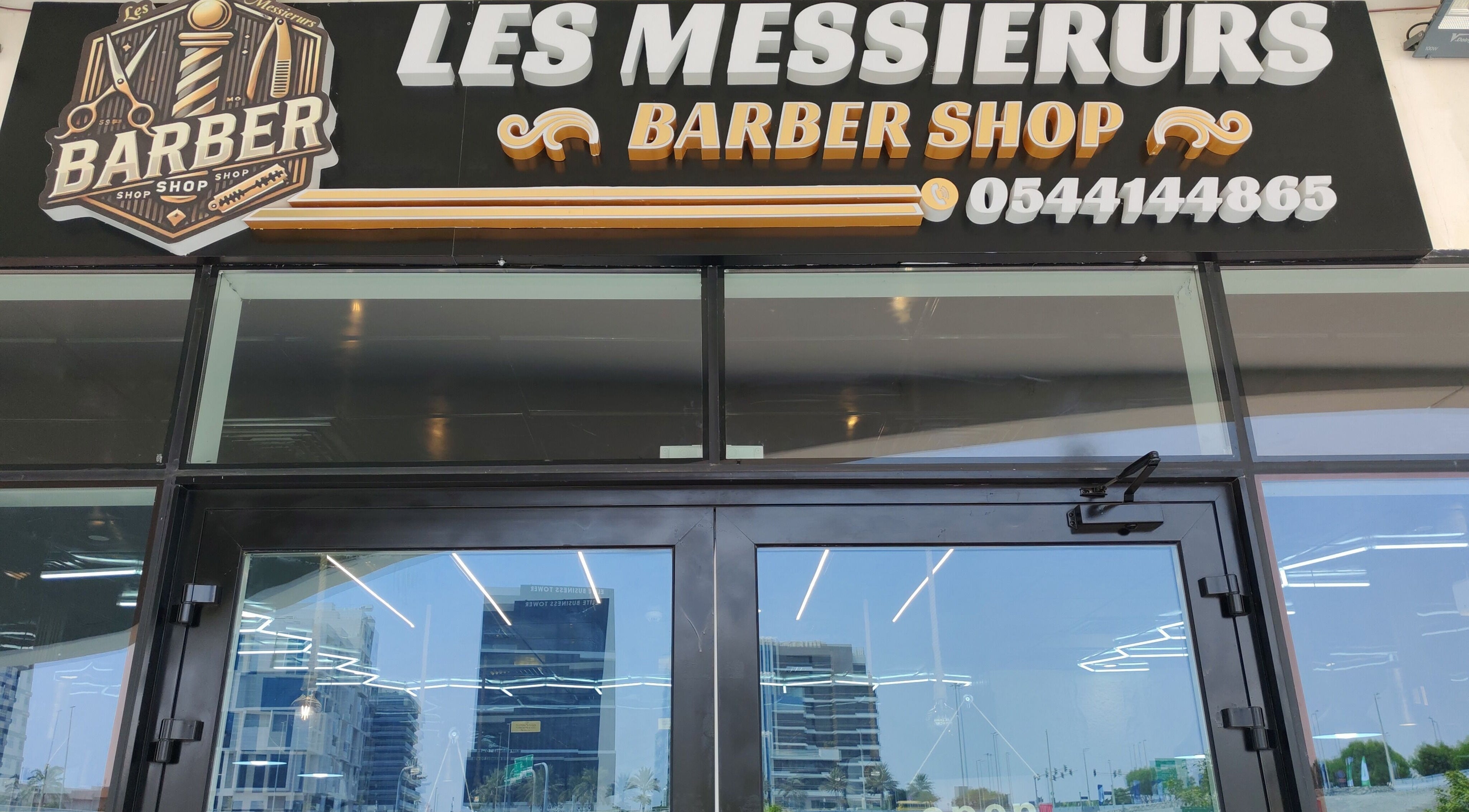 واجهة صالون Les Messieurs في أبو ظبي، أبو ظبي، AE. التصميم الأنيق يعزز جاذبية الموقع.