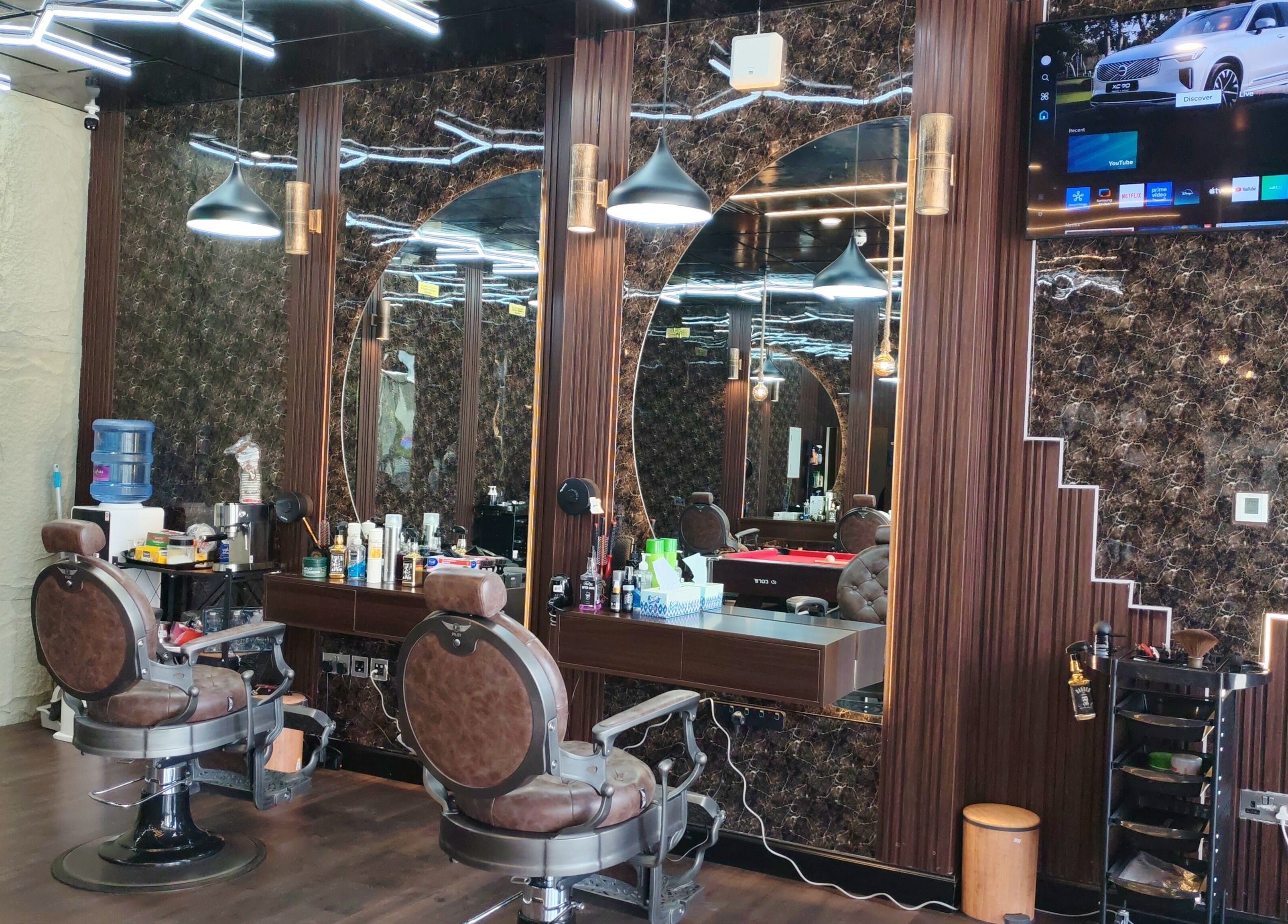 ديكور فاخر في صالون Les Messieurs Salon بأبو ظبي, أبو ظبي, AE.