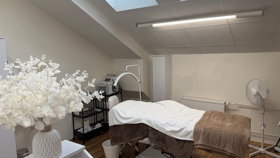 Interiér ošetřovny SkinMax ve Středočeský Kraj, Středočeský Kraj, CZ, s elegantním bílým dekorem.