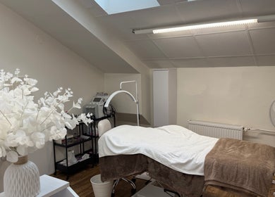 Interiér ošetřovny SkinMax ve Středočeský Kraj, Středočeský Kraj, CZ, s elegantním bílým dekorem.