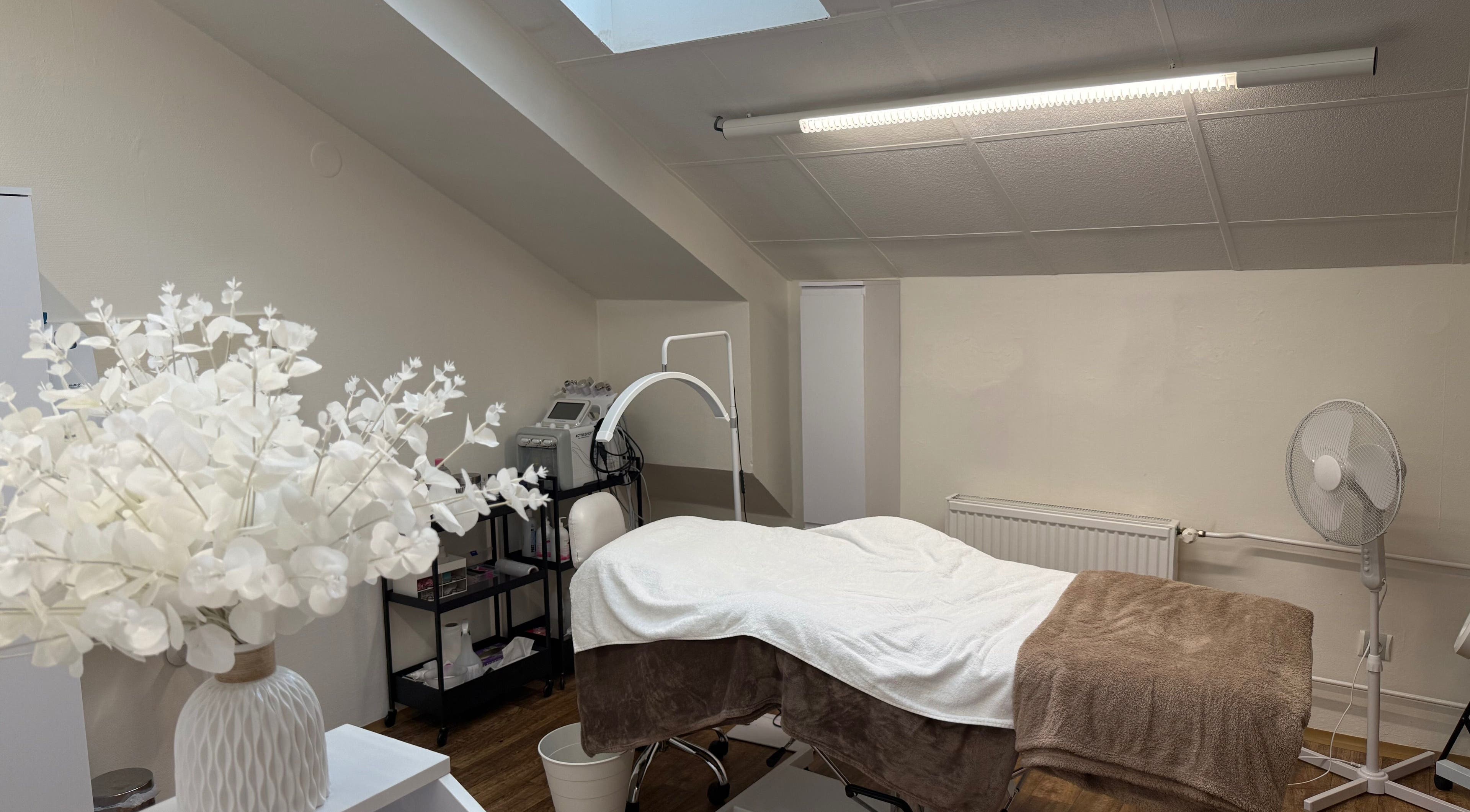 Interiér ošetřovny SkinMax ve Středočeský Kraj, Středočeský Kraj, CZ, s elegantním bílým dekorem.