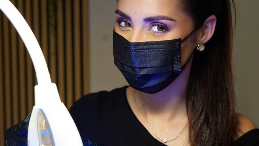 Esthéticienne masquée BeautybyManonLeMaou à Baume-les-dames, Bourgogne-franche-comté, FR avec équipement professionnel.
