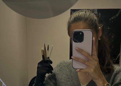 Esthéticienne de BeautybyManonLeMaou à Baume-les-dames, Bourgogne-Franche-Comté, tenant des outils de beauté.