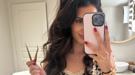 Selfie d'une coiffeuse avec outils à BeautybyManonLeMaou, Baume-les-dames, Bourgogne-franche-comté, FR.