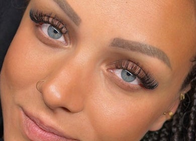 Zoom des yeux avec cils volumineux à BeautybyManonLeMaou, Baume-les-dames, Bourgogne-franche-comté, FR.