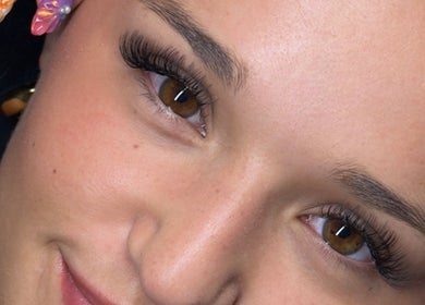 Extension de cils chez BeautybyManonLeMaou à Baume-les-dames, Bourgogne-franche-comté, FR, pour un regard parfait.