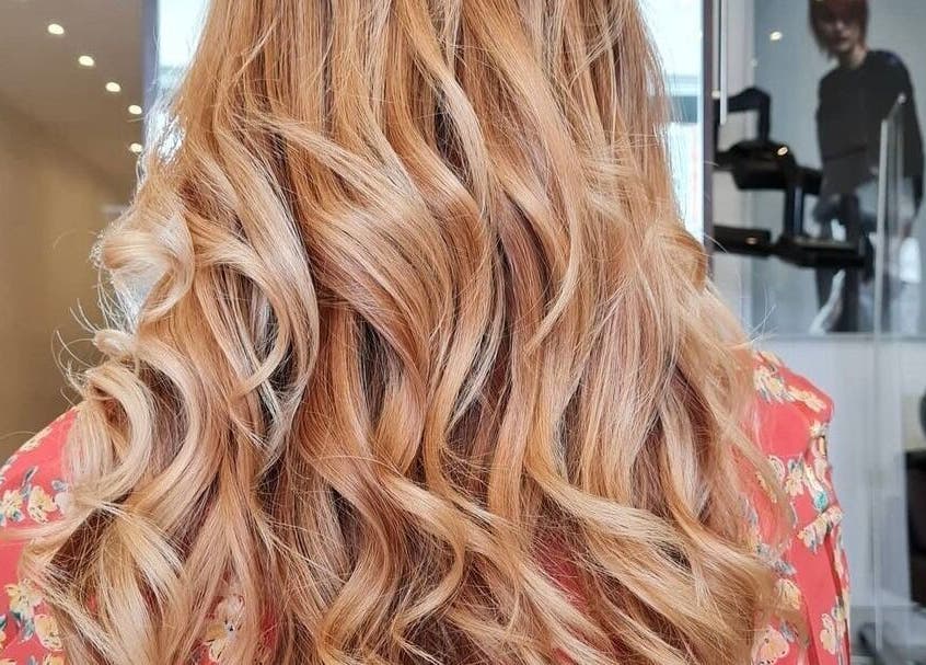 Elegant wavy hairstyle at Studio 117, London, England, GB. Showcasing a professional blonde hair treatment.