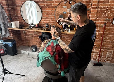 Fryzjer w Barbersota, Łódź, Województwo Łódzkie, PL, przy pracy w nowoczesnym salonie.