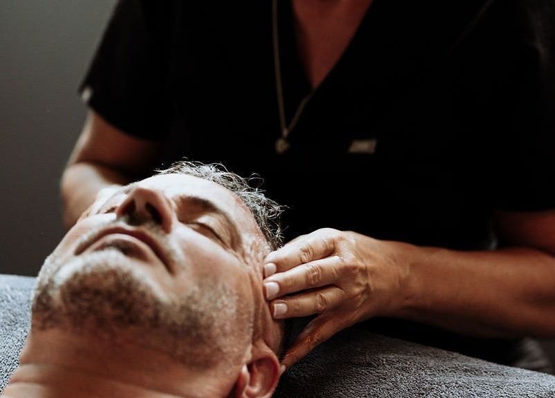 Relaxing head massage at The Holistic Approach and Retreats, Ipswich, England, GB for ultimate wellness.