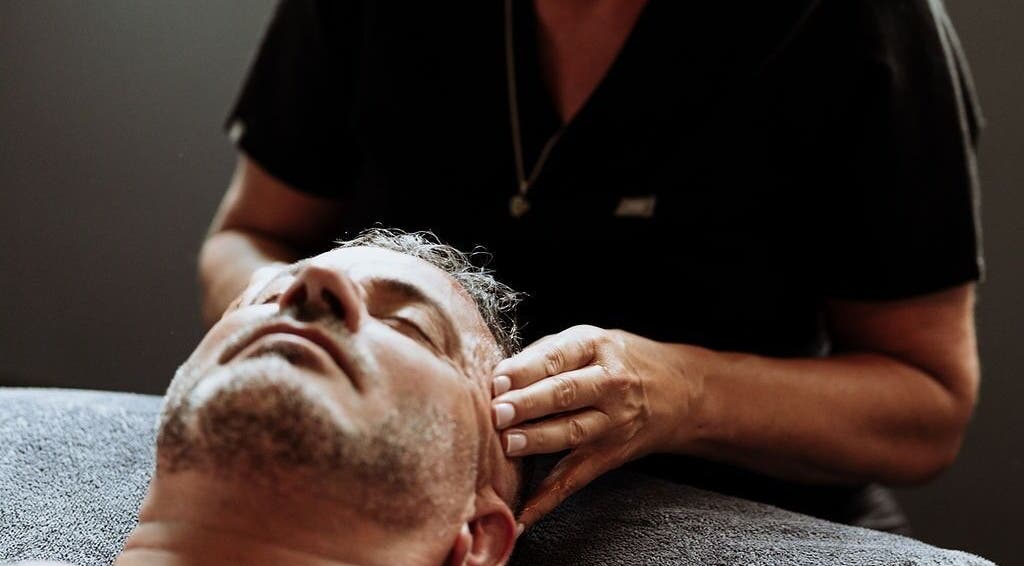 Relaxing head massage at The Holistic Approach and Retreats, Ipswich, England, GB for ultimate wellness.